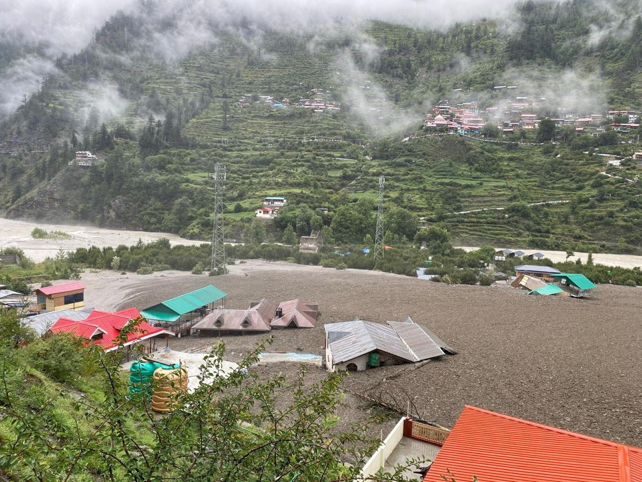 印度北部一個村莊受山洪暴發影響，多間房屋受損。(路透社)
