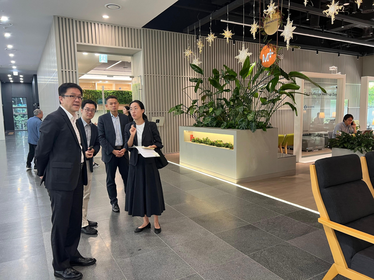 孫東到訪韓國首爾初創企業園區，了解中心的運作。（政府新聞處）