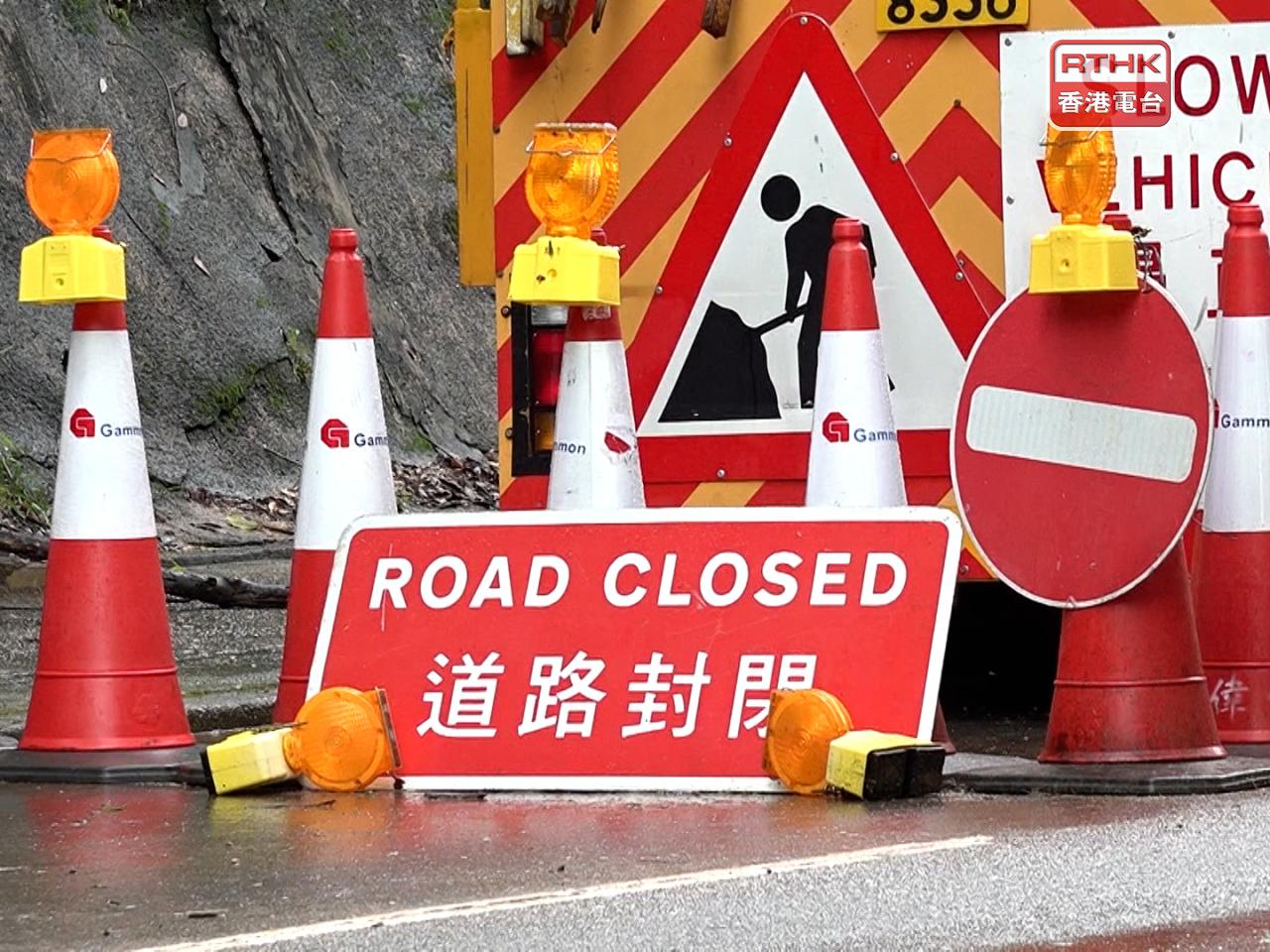大埔新娘潭路近涌背一段路受山泥傾瀉影響。（陳感恩攝）