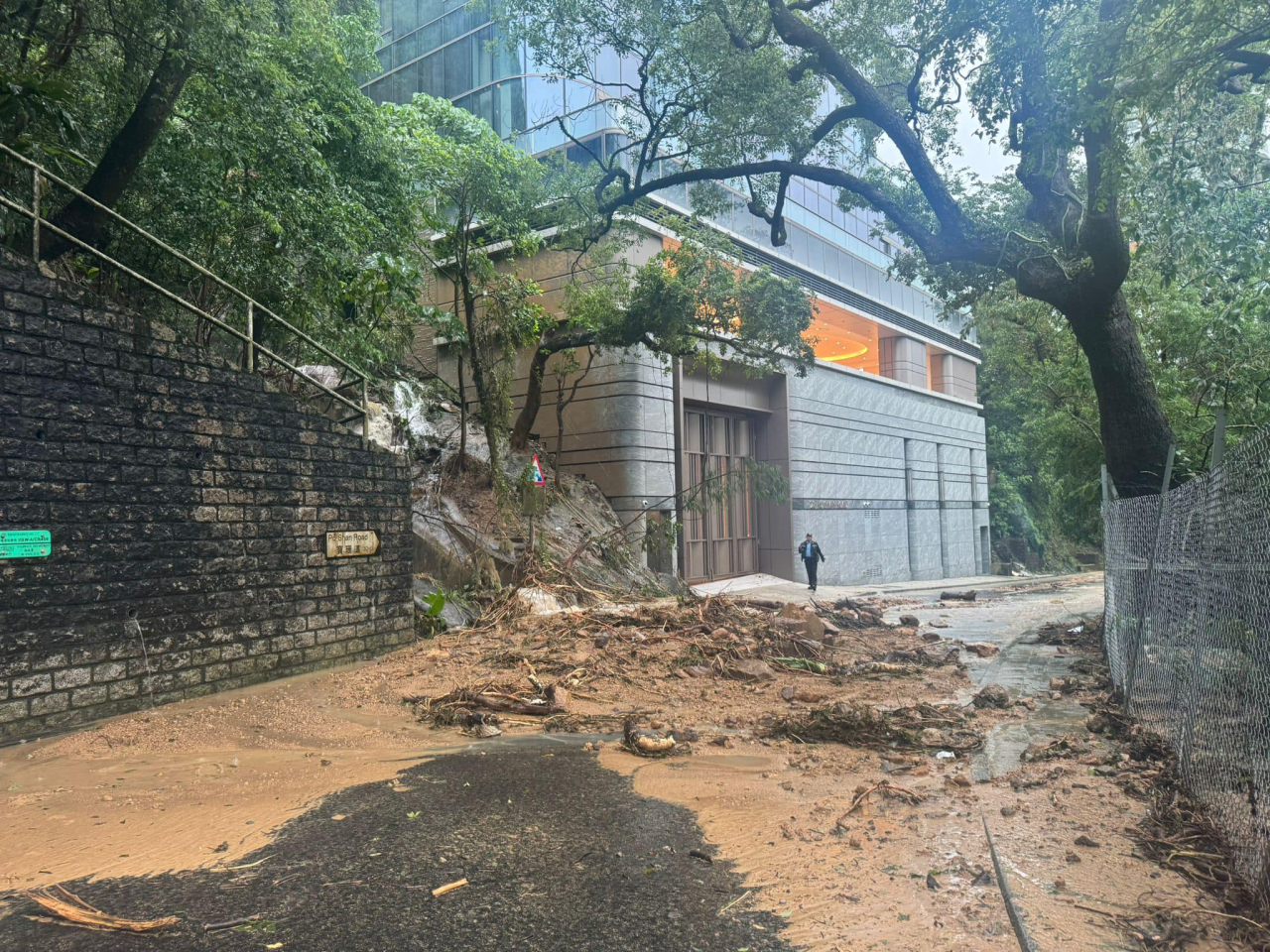 寶珊道山泥傾瀉影響路面。 (土力工程處)