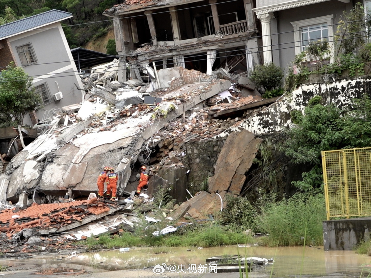 白雲區大源村黃庄片區有房屋受損，14人被困，已救出7人，其餘人員正全力搜救。（央視新聞微博）