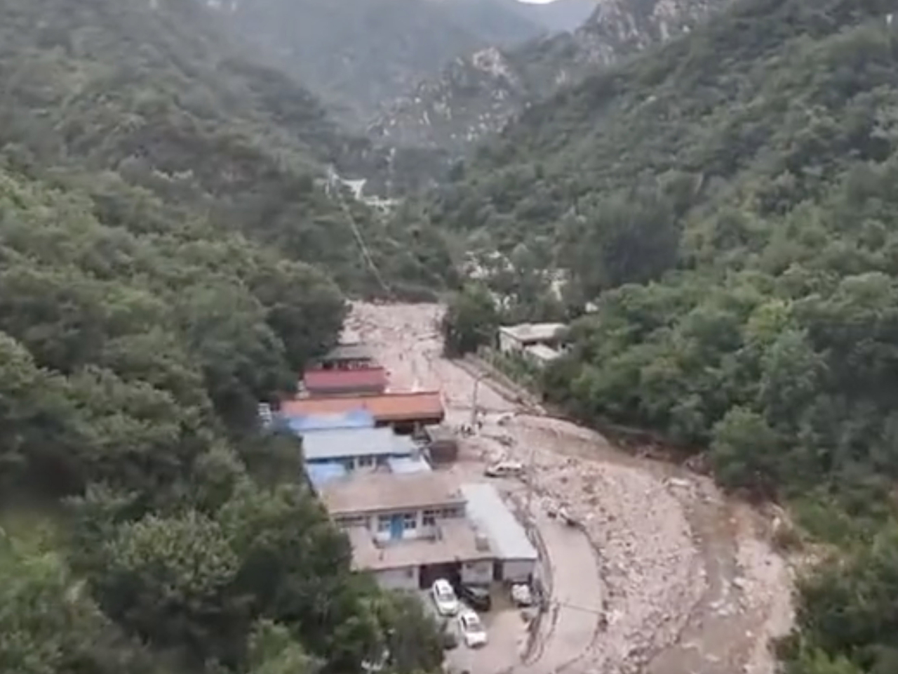 河北承德市興隆縣陡子峪鄉一段剛搶通好不久的路段，受昨日凌晨降雨影響，再次被沖毀。（微博影片截圖）