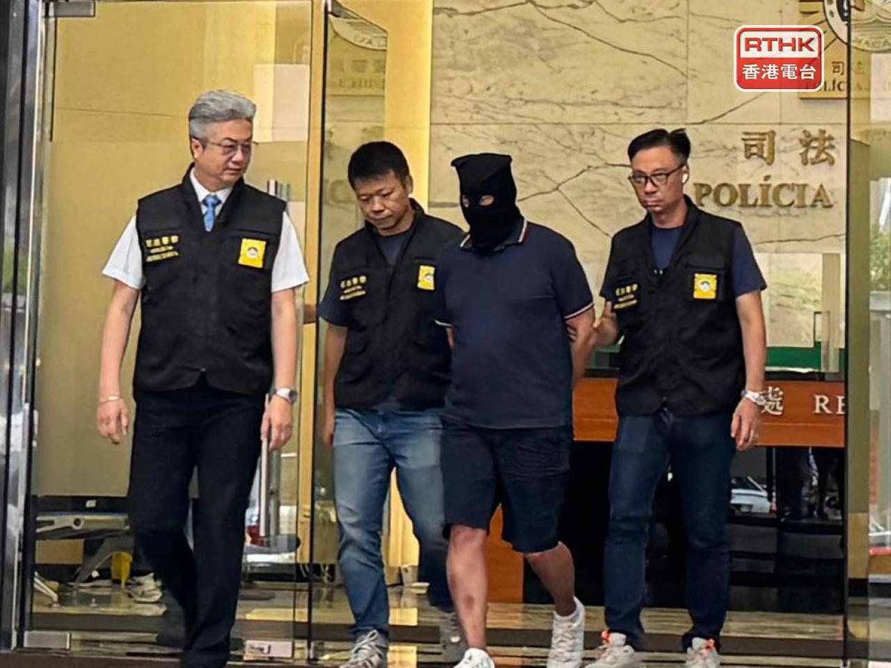 司警下午將涉嫌五月底在澳門盜取名錶的58歲香港男子押往檢察院偵訊。（鄭月明攝）