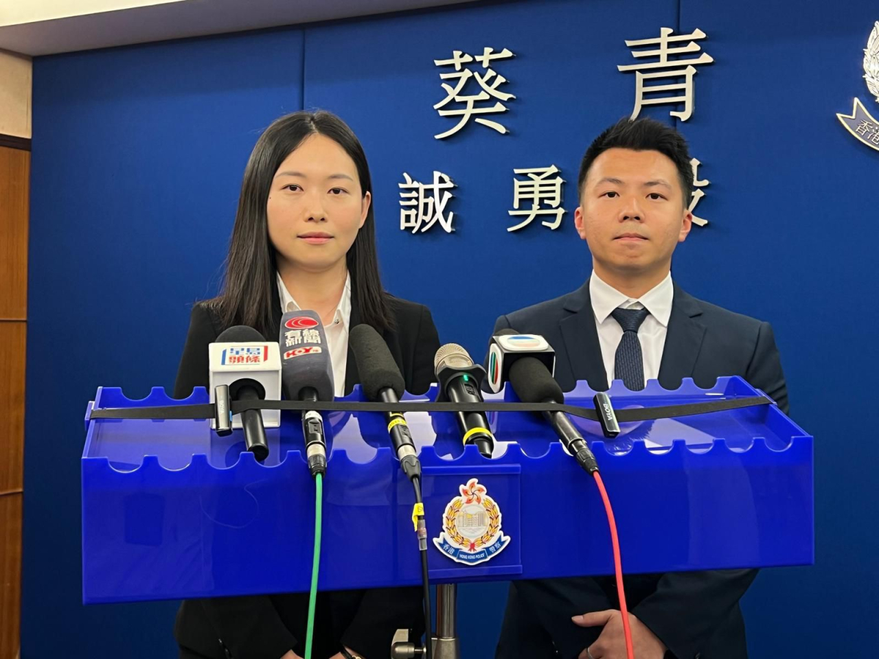 警方拘捕兩名男子，涉嫌參與「猜猜我是誰」電話騙案。（警方提供）