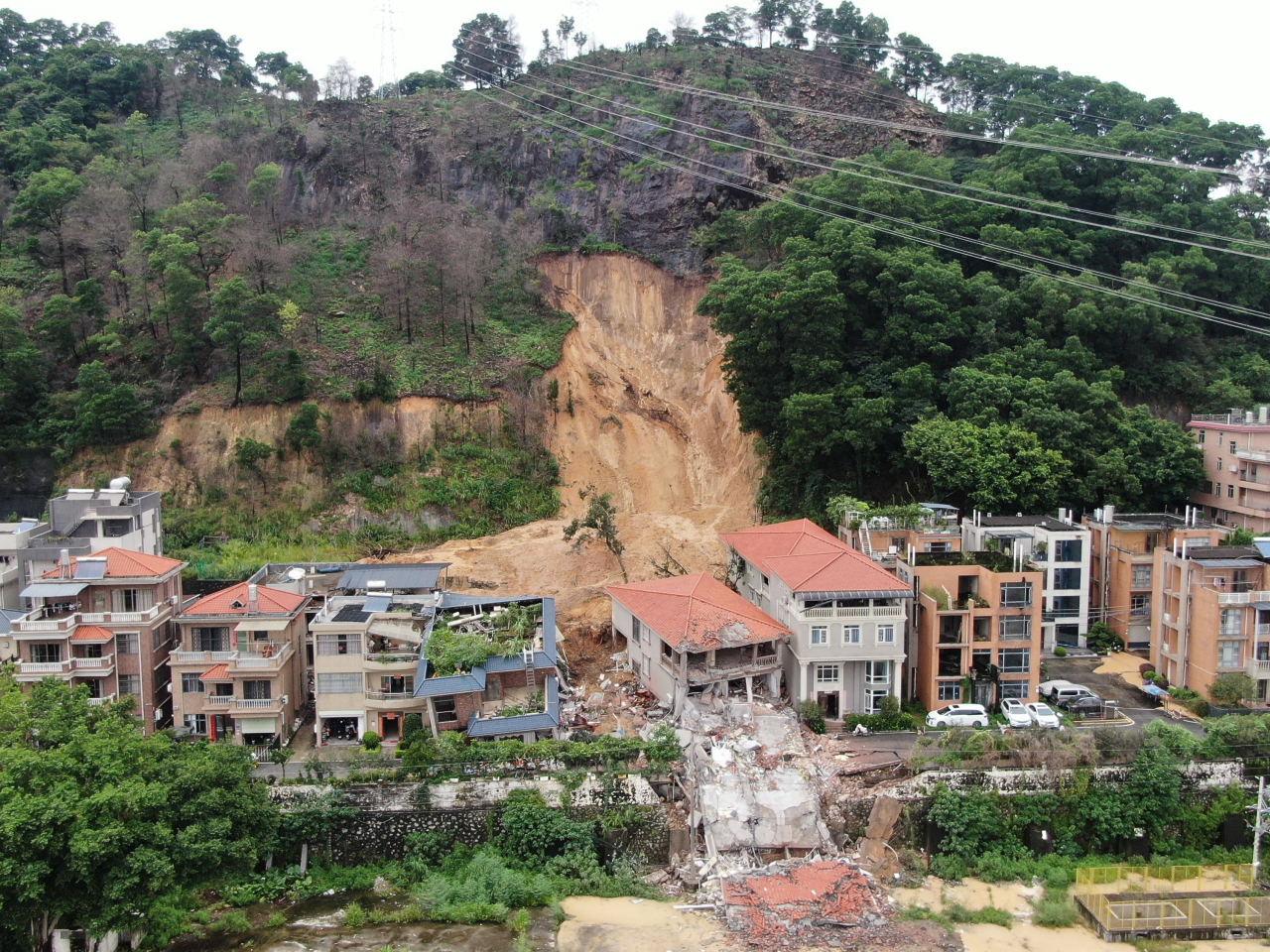 廣州市白雲區早上發生山泥傾瀉，14人被困，救援人員傍晚救出第8名被困人員。（新華社）