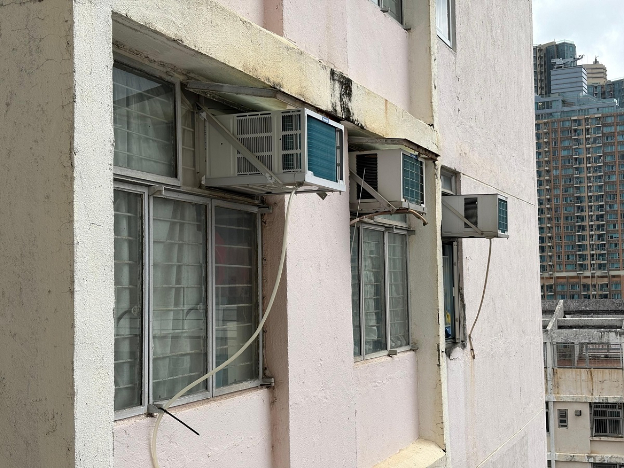 申訴專員公署公布就房屋署處理公共屋邨冷氣機滴水的主動調查報告。（政府新聞處）