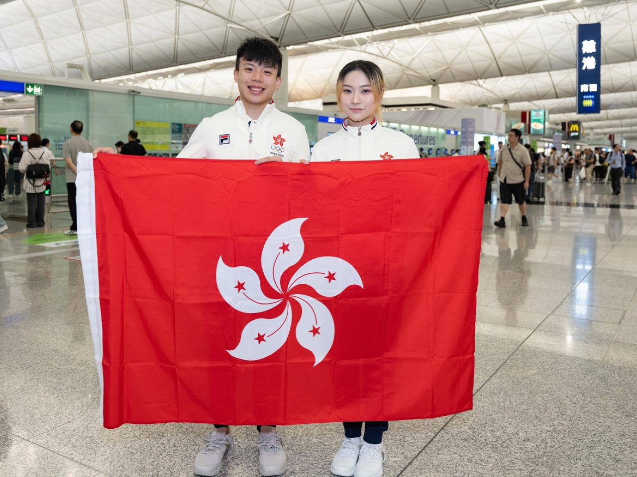 中國香港代表團由壁球代表劉子均（左）和武術代表沈曉榆擔任持旗手。（港協暨奧委會提供）
