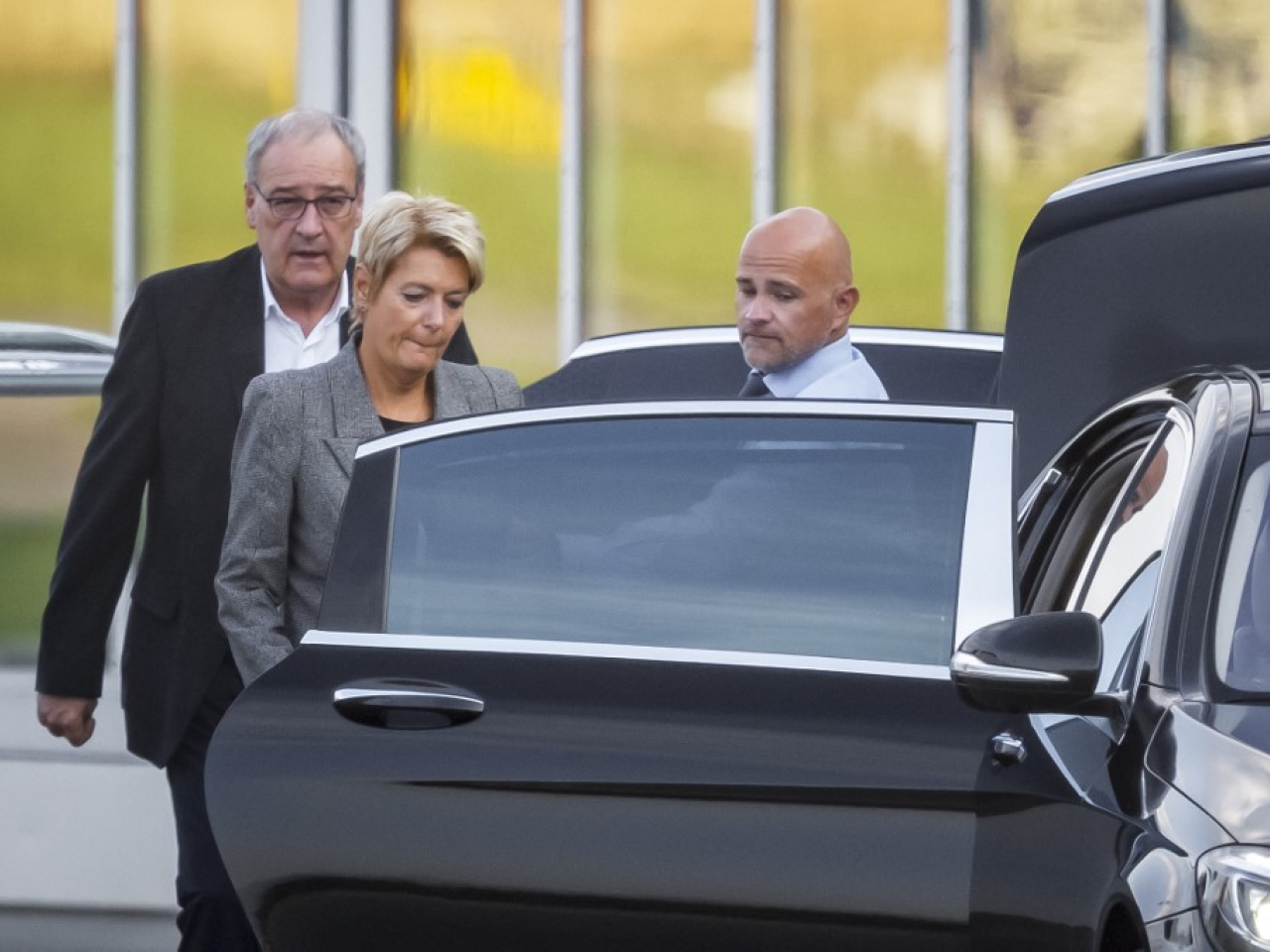 Swiss President Karin Keller-Sutter (second left), followed by Economy Minister Guy Parmelin (left), enters a limousine after landing from their trip to Washington. Photo: AFP