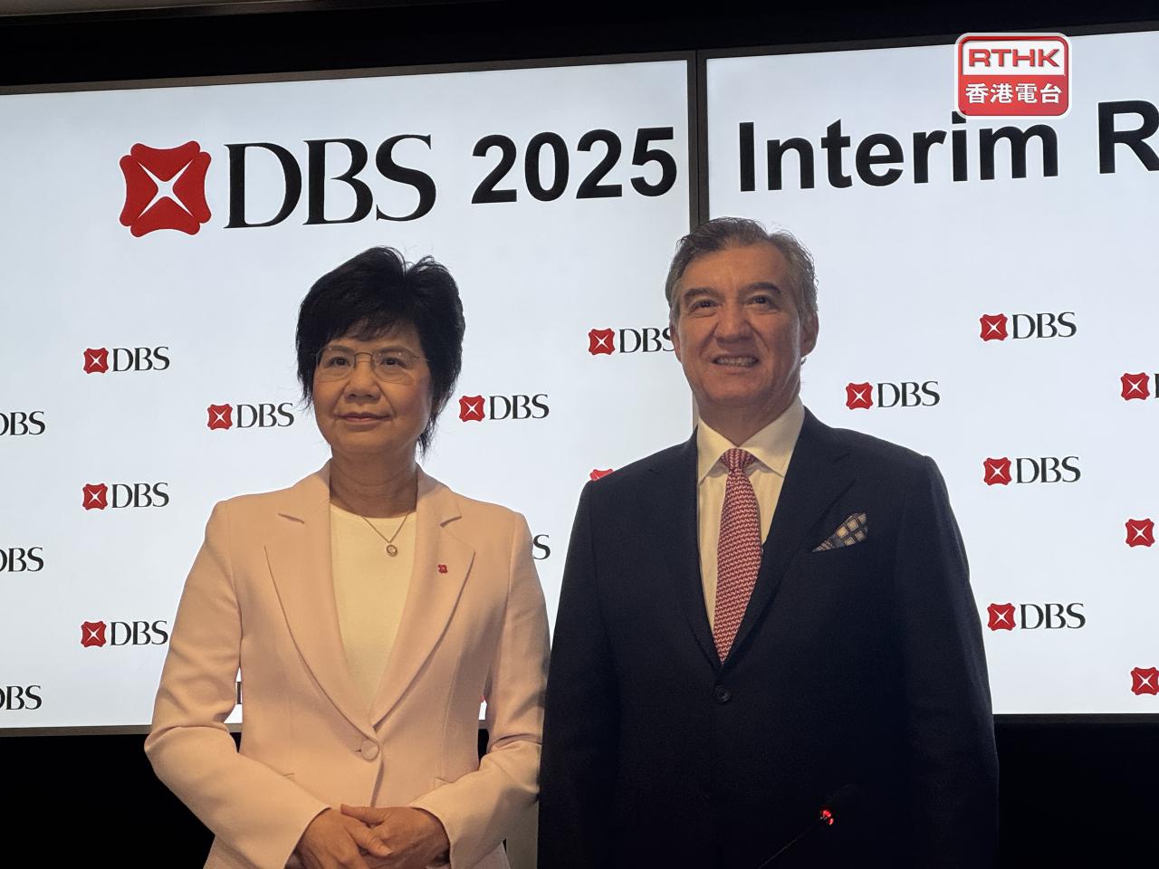 龐華毅（右）相信，本港寫字樓市道將繼續疲弱，因空置率高不易解決。（張詩民攝）