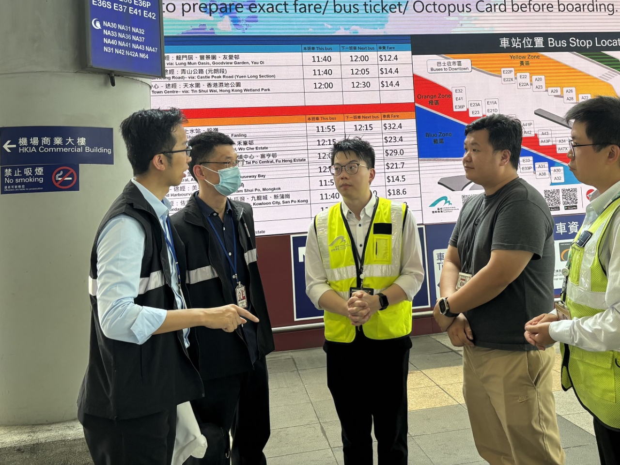 港口衞生科人員向機管局及其承辦商人員建議加強防控蚊患措施。（政府新聞處）