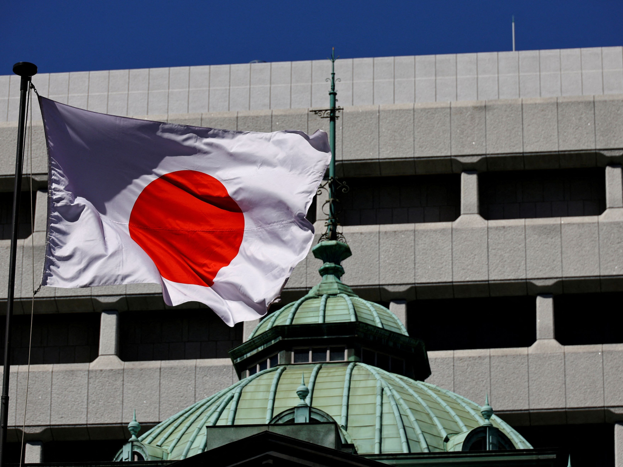日本央行會議意見摘要顯示，有委員指，如果美國關稅對日本經濟影響較小，今年仍有恢復加息的空間。（路透社資料圖片）