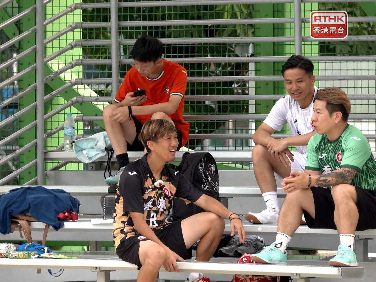 港隊在足球群眾賽事的41至60歲老將組代表中，包括前港腳與不同背景球員。 （孔令輝攝）