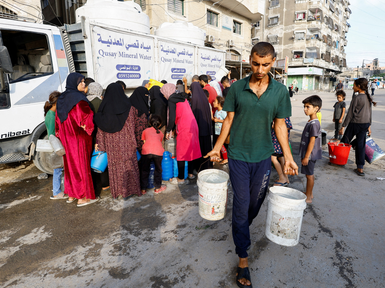 Food and water are becoming scarce in Gaza as aid trickles into the territory. Photo: Reuters