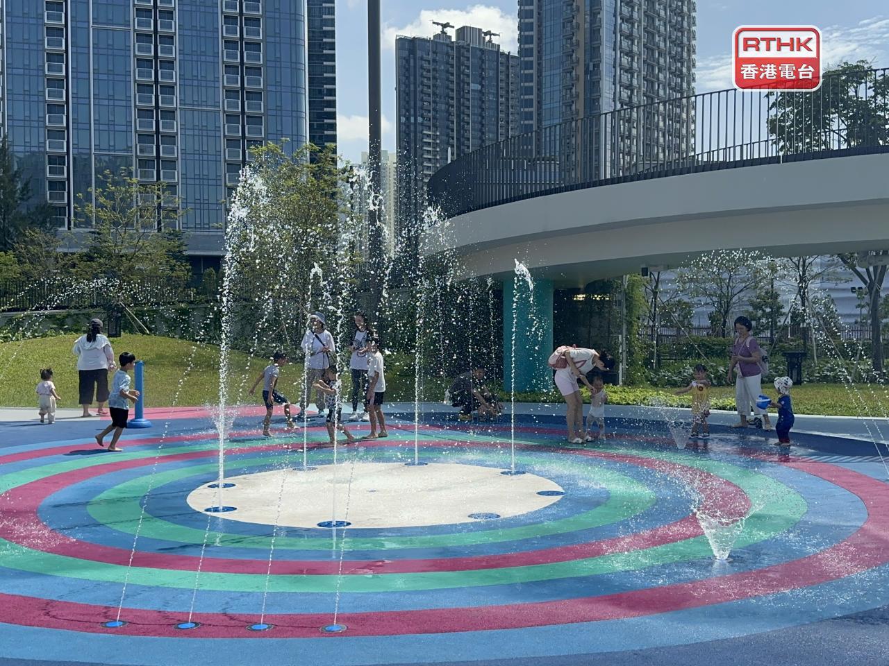 遊樂空間有噴水池，供小孩遊玩。（實習記者鄒潔怡攝）