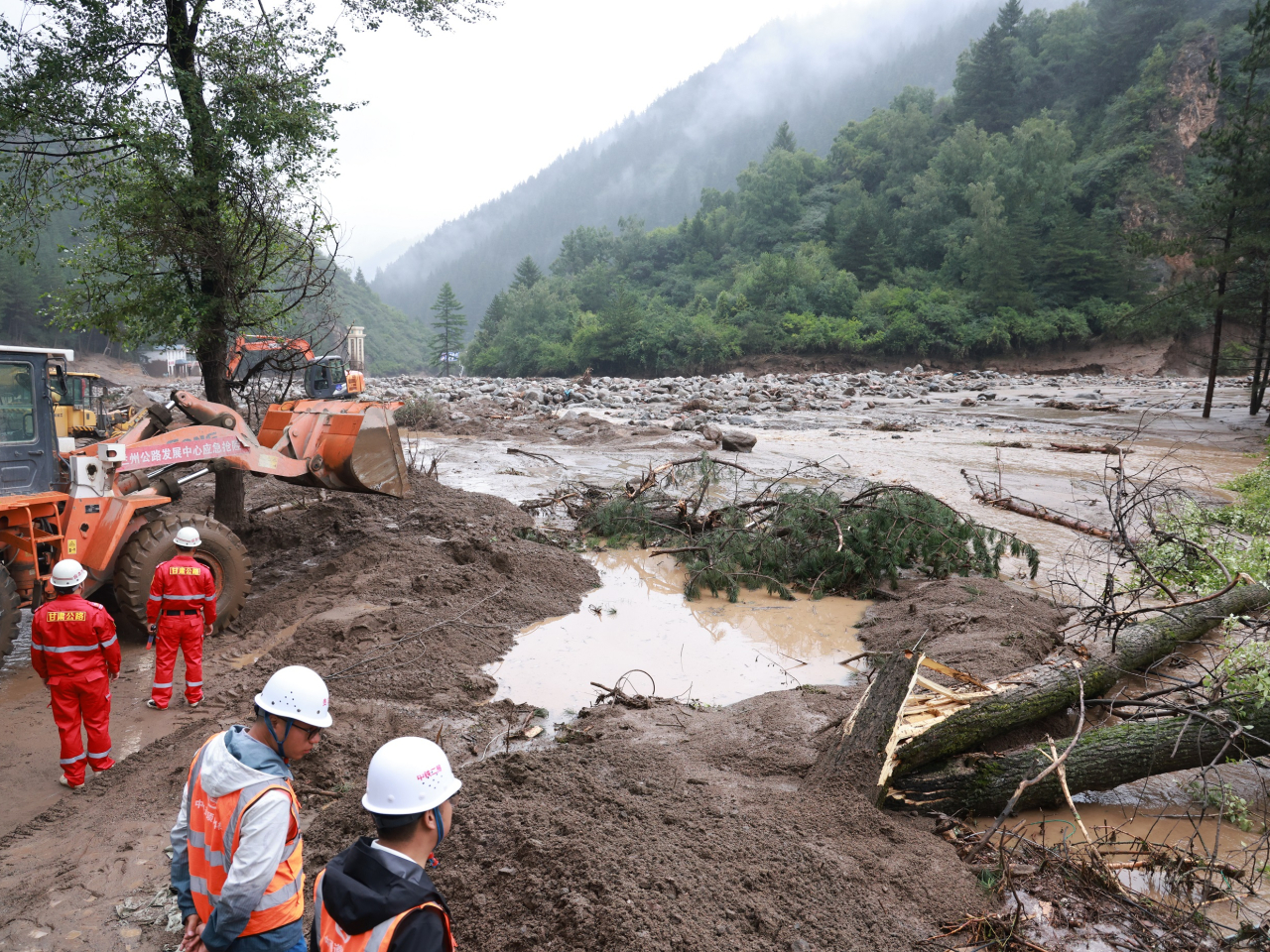 President Xi Jinping says the top priority is to exhaust all possible means to look for and rescue those unaccounted for in Gansu province. Photo: Xinhua