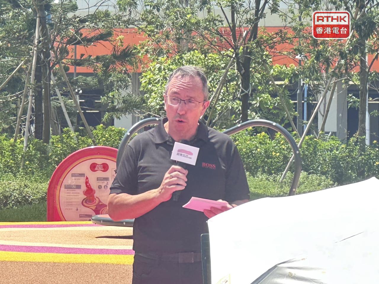 啟德體育園行政總裁莊澤基表示，球場初期未經密集使用，確實有少許鬆軟，但在阿仙奴對戰熱刺賽事時，草皮情況理想。（實習記者鄒潔怡攝）