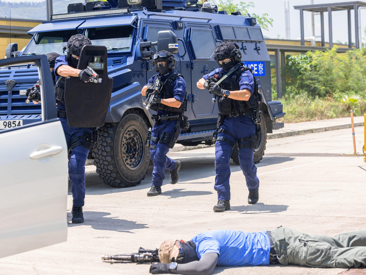 在演習中，警務人員制服一名恐怖分子。（政府新聞處）