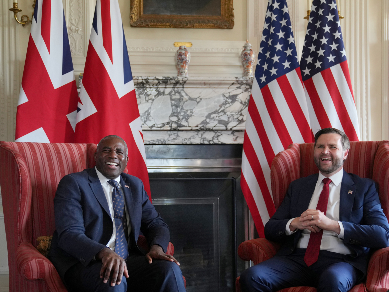 美國副總統萬斯到英國工作訪問，在英格蘭南部肯特郡與英國外相林德偉會晤。（路透社）