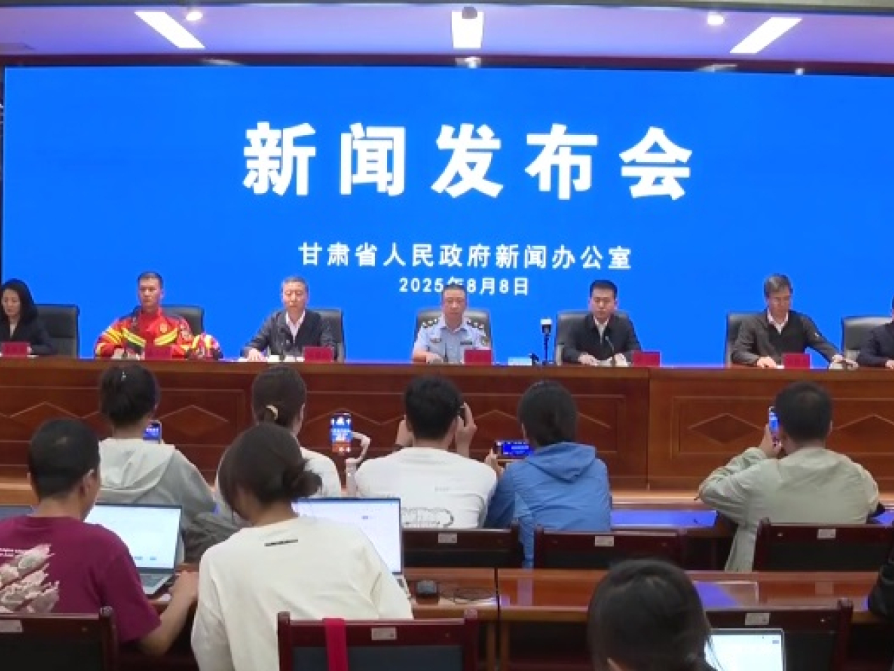 省政府昨晚舉行記者會匯報災情及救援工作。（央視新聞圖片）