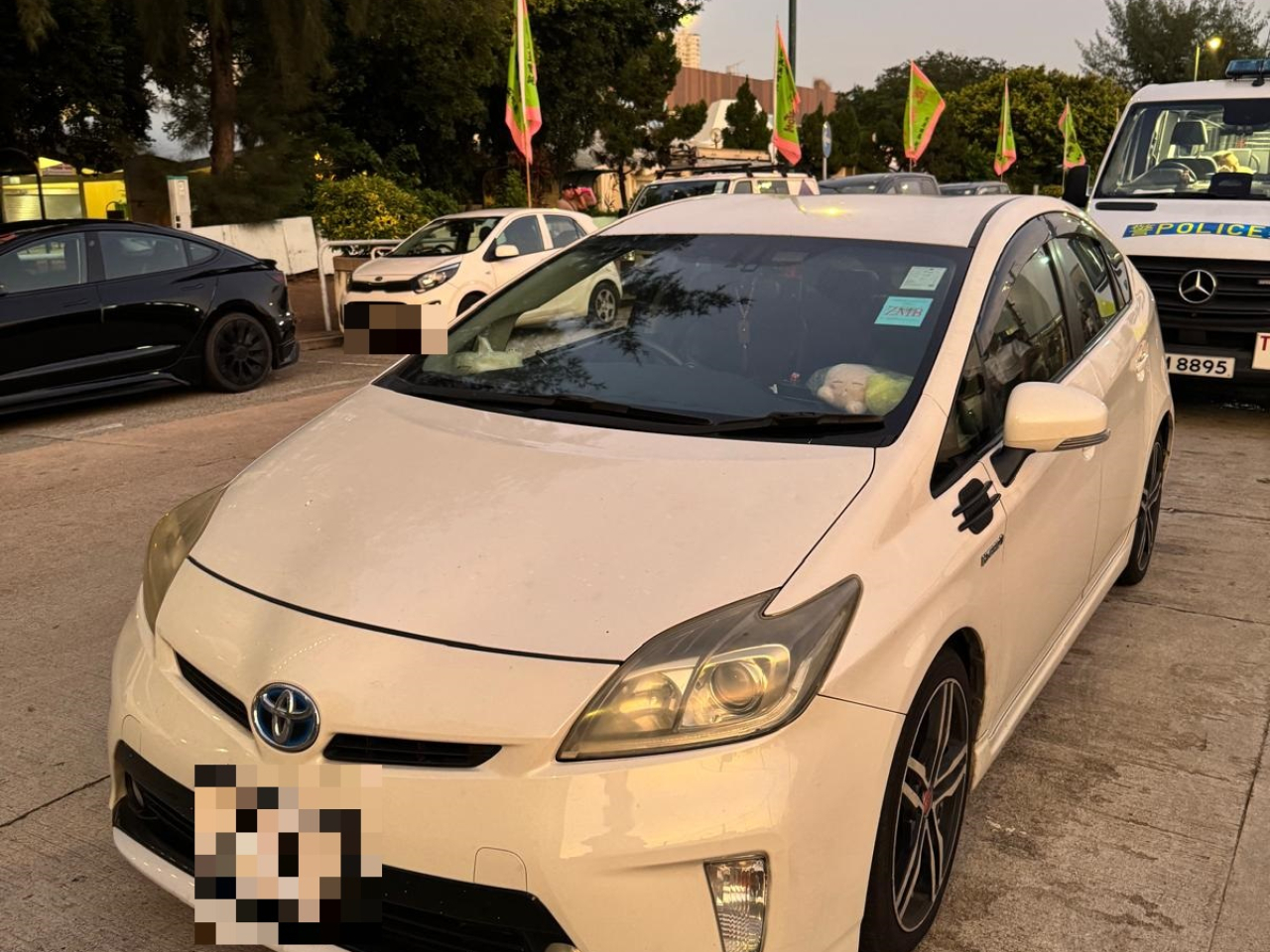 警方指，涉案車輛沒有有效的出租汽車許可證，已被扣查作進一步檢驗。（警方圖片）