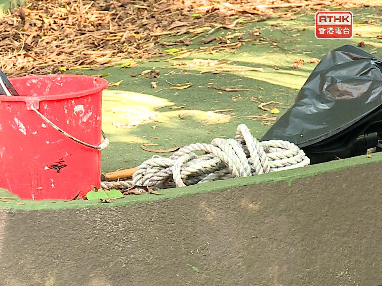 發生工業意外的行人天橋頂部，遺下一批工具。（張連登攝）