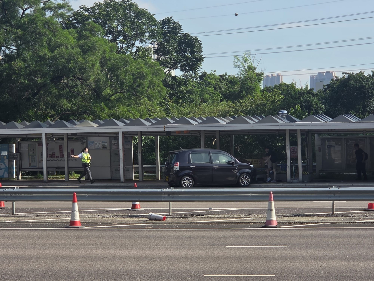 一架私家車失控撞向巴士站，4名正在候車的市民受傷。（網上圖片）