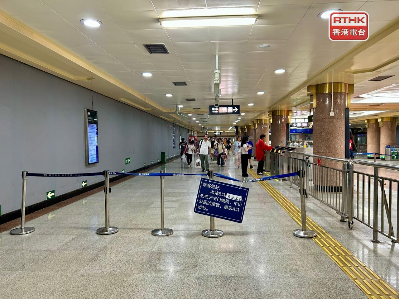 北京1號八通線提早在下午5時50分左右，不停西安、天安門東及東單多站。（鄧穎琳攝）