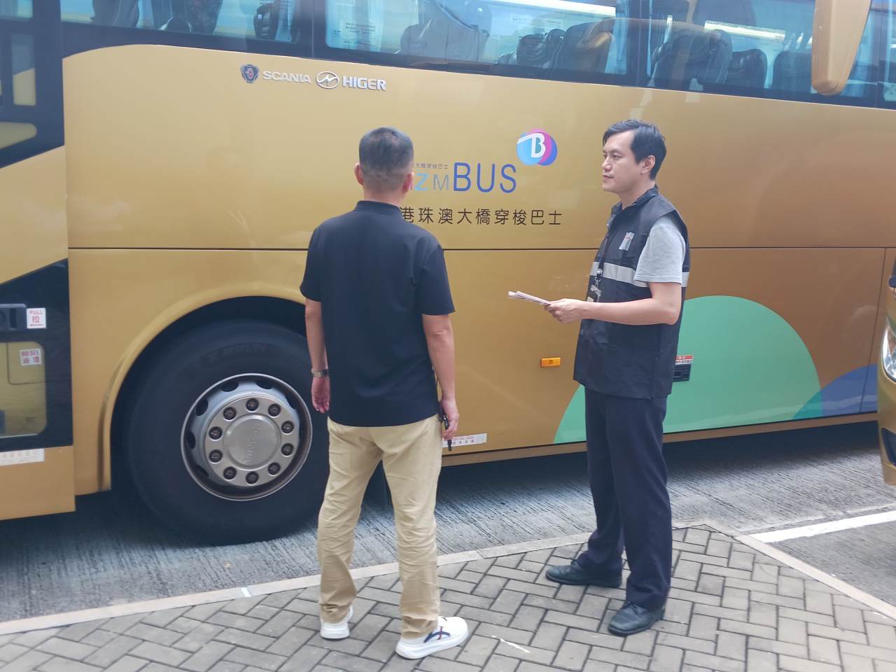 港口衞生科人員早前到港珠澳大橋提醒跨境巴士公司營辦商人員加強防控蚊患措施。（政府新聞處）