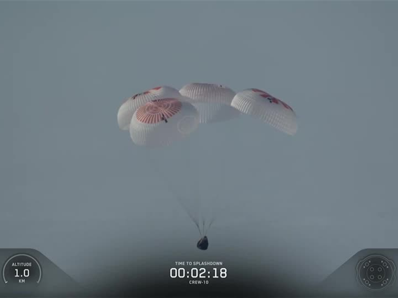 龍飛船本港時間昨晚11時半過後降落加州對開海域。(路透社)