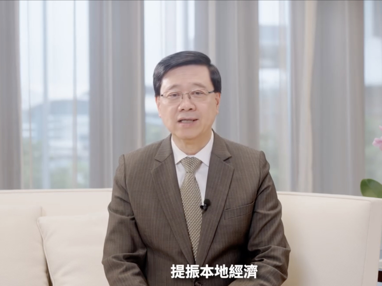 李家超提到不少外資企業在港開拓商機，也有內地企業信賴香港能力，聯同「港隊」共同探索海外新興市場。（李家超社交專頁短片截圖）