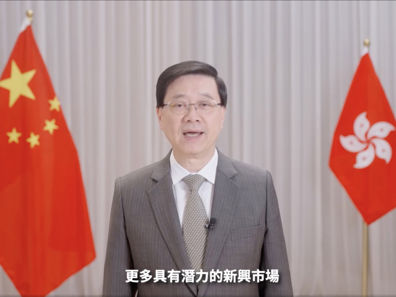 李家超表示，特區政府會繼續開發更多新興市場，為本地和內地企業拓展商機。（李家超社交專頁短片截圖）
