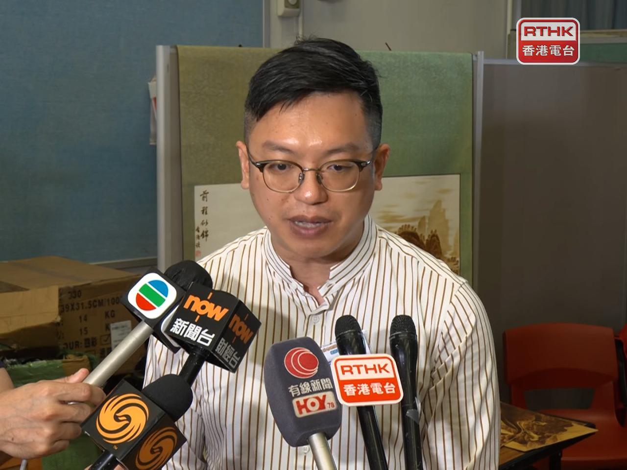 何啟明提醒承建商需要根據勞工處指引，向工人提供足夠設備應付酷熱天氣。（鍾家銘攝）
