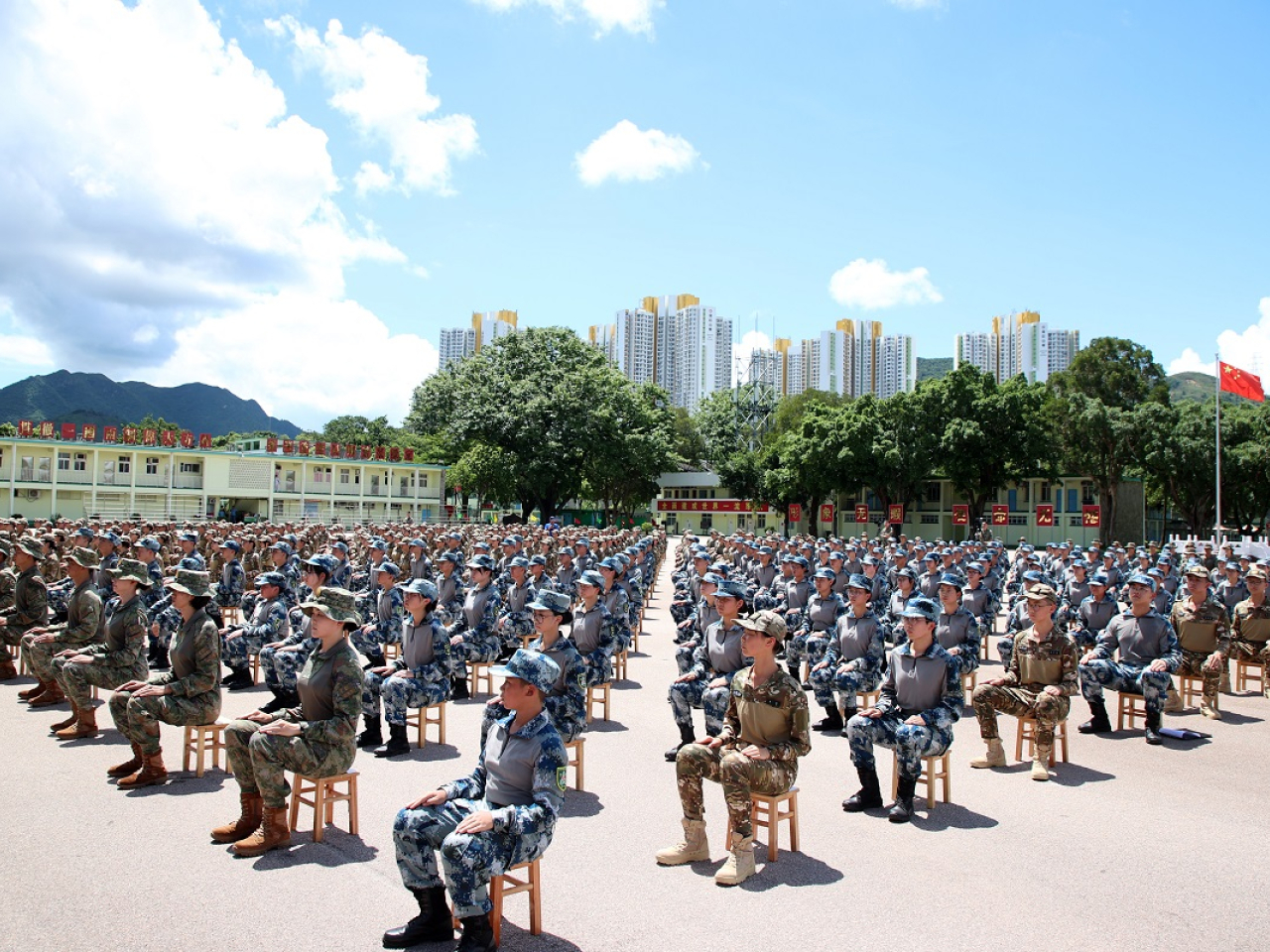 學員接受軍事體育訓練、單個軍人隊列動作、徒步行軍和地圖使用等多項軍事科目訓練。（駐港解放軍提供）