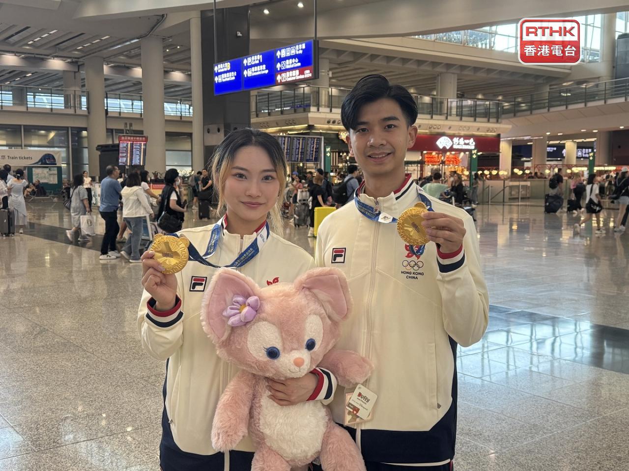 沈曉榆（左）及楊頌熹在世運會奪得金牌，他們下午由成都返港。（實習記者何胤樞攝）