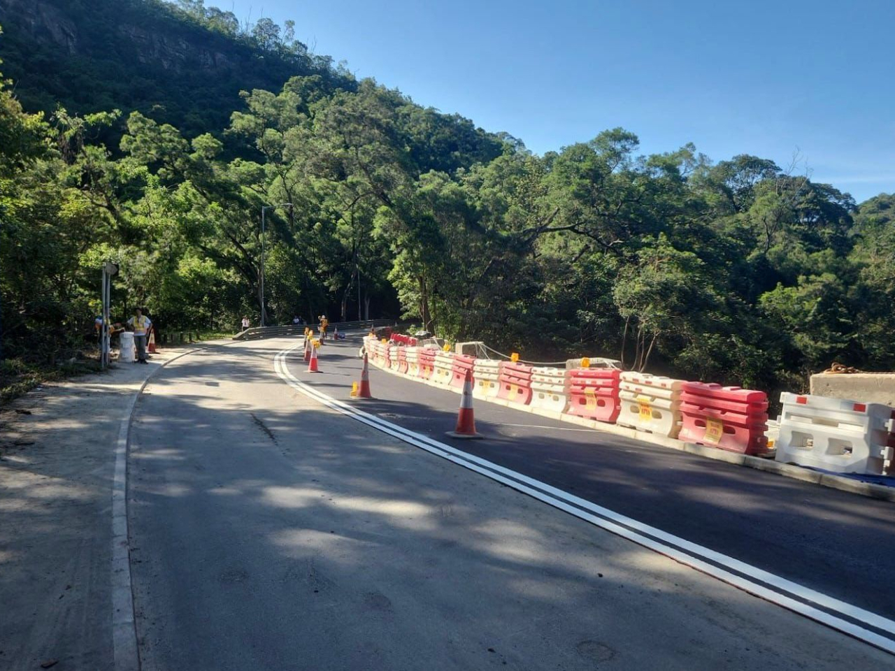 大埔新娘潭路斜坡及路面緊急復修工程完成。（路政署社交網頁圖片）