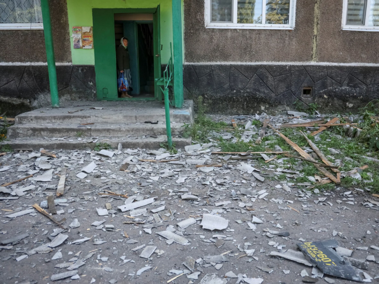 烏克蘭頓內茨克地區有住宅樓宇被擊中，地面遺留無人機的碎片。（路透社）