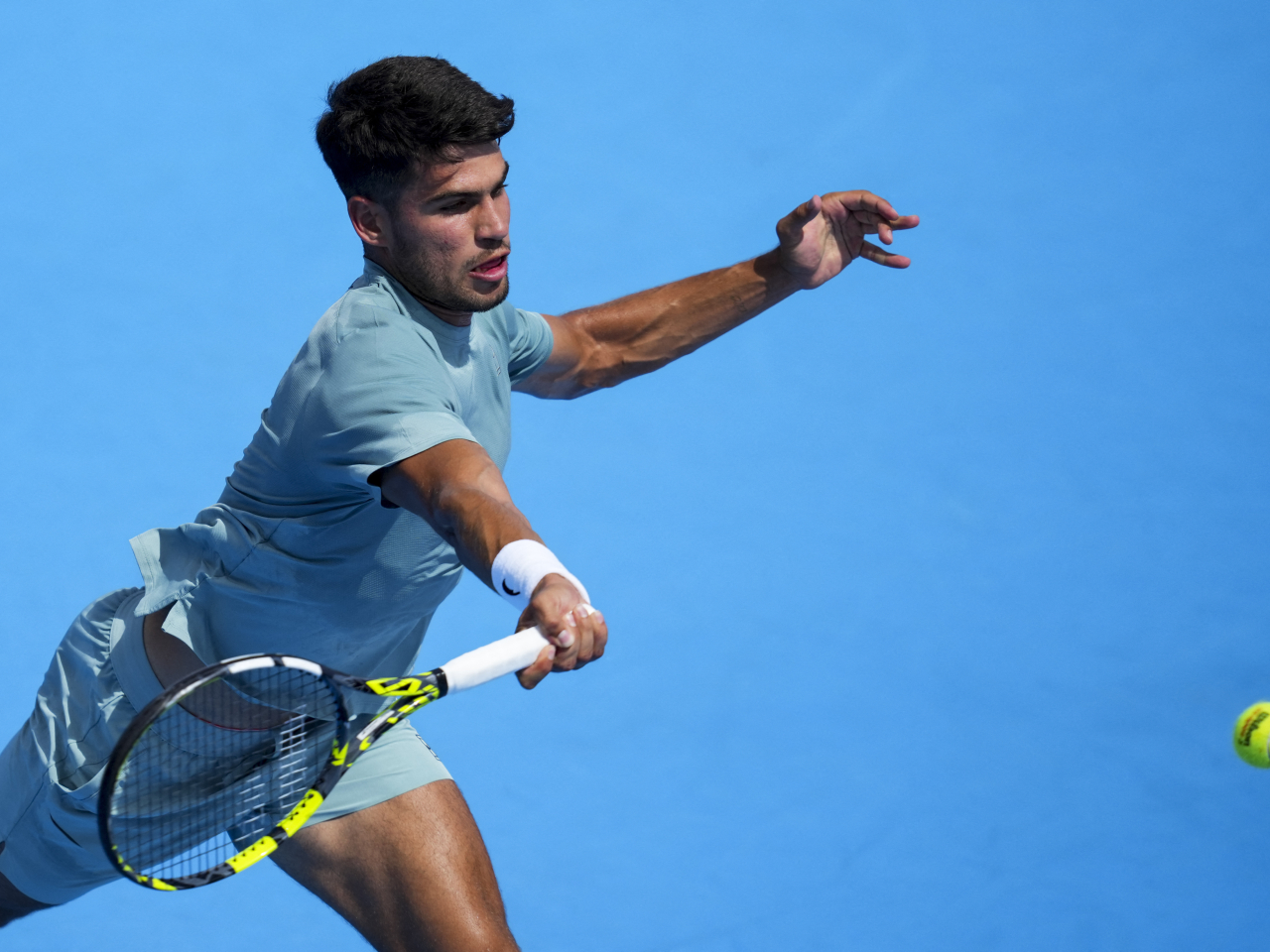 Alcaraz lost his footing in the second set but recovered to seal his twelfth consecutive match at the Masters 1000 level. Photo: Reuters