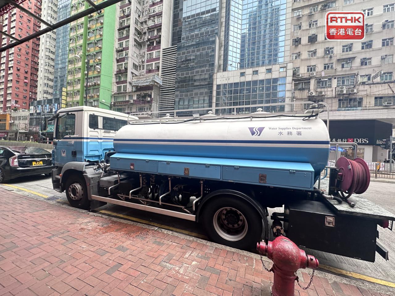 水務署派出水車到場。（實習記者鄒潔怡攝）