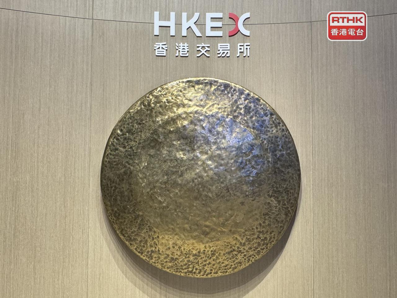 伍禮賢指散戶因獲分配分額較以往小，不排除為加大中籤機會而大額認購，令超購倍數增大。（港台圖片）