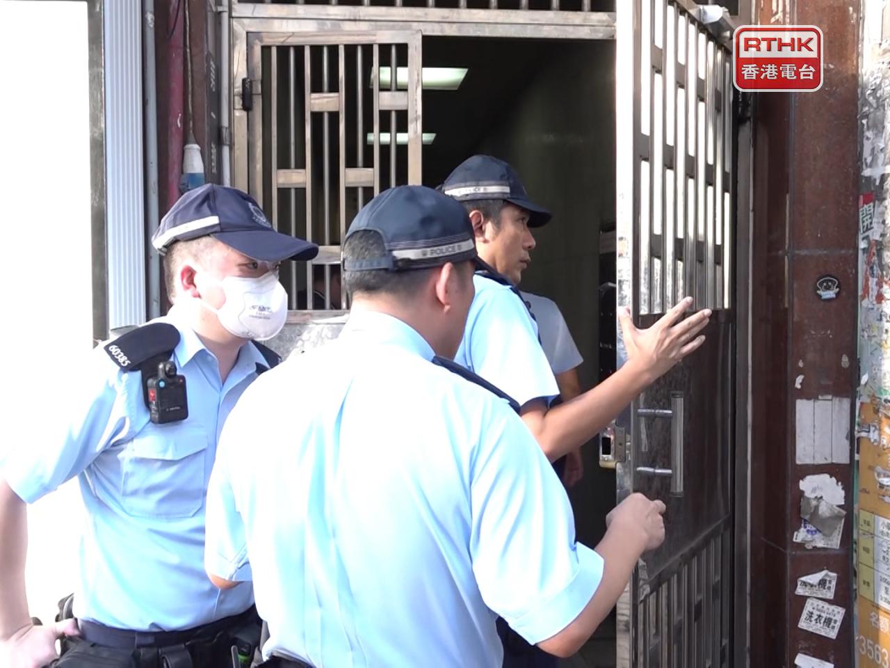 警方在長沙灣道一個單位發現兩具屍體，列謀殺案處理。 （林紹鋒攝）