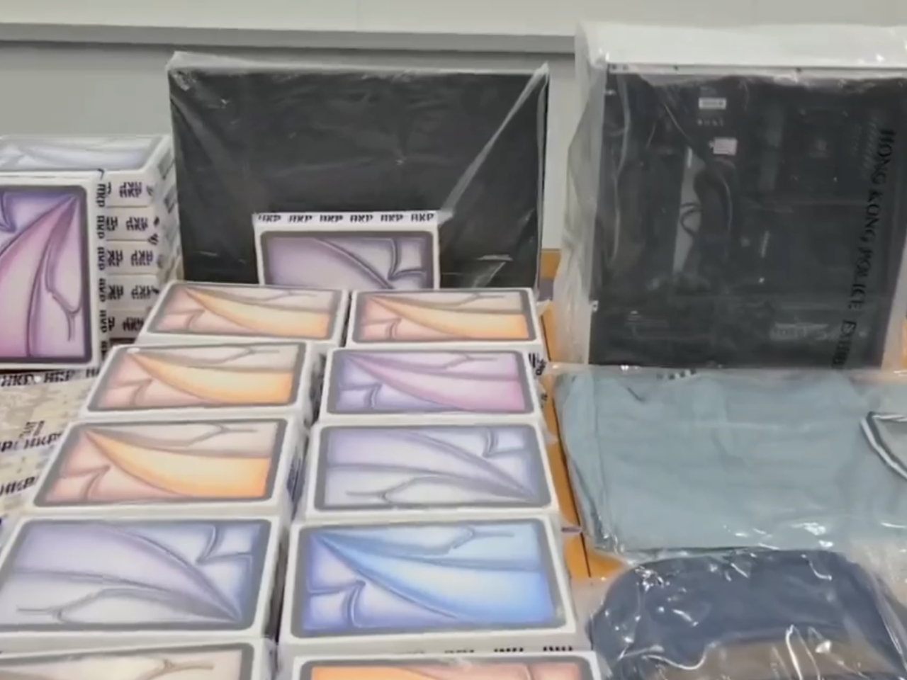 警方檢獲一批電子產品，包括47部平板電腦及44支電子觸碰筆等。(警方社交平台截圖)