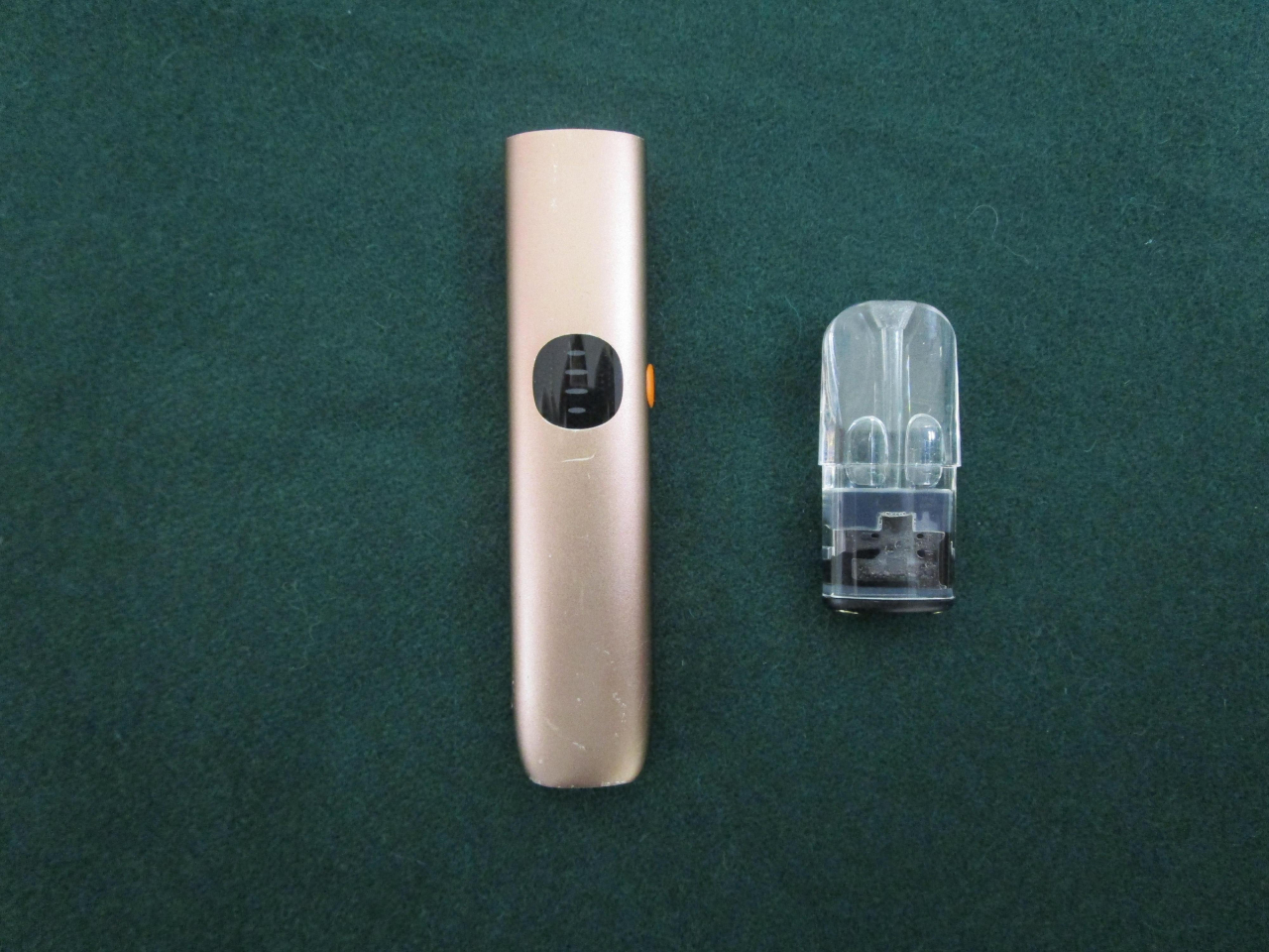 圖為第一宗案件中檢獲的懷疑依托咪酯煙彈和電子煙裝置。(政府新聞處圖片)