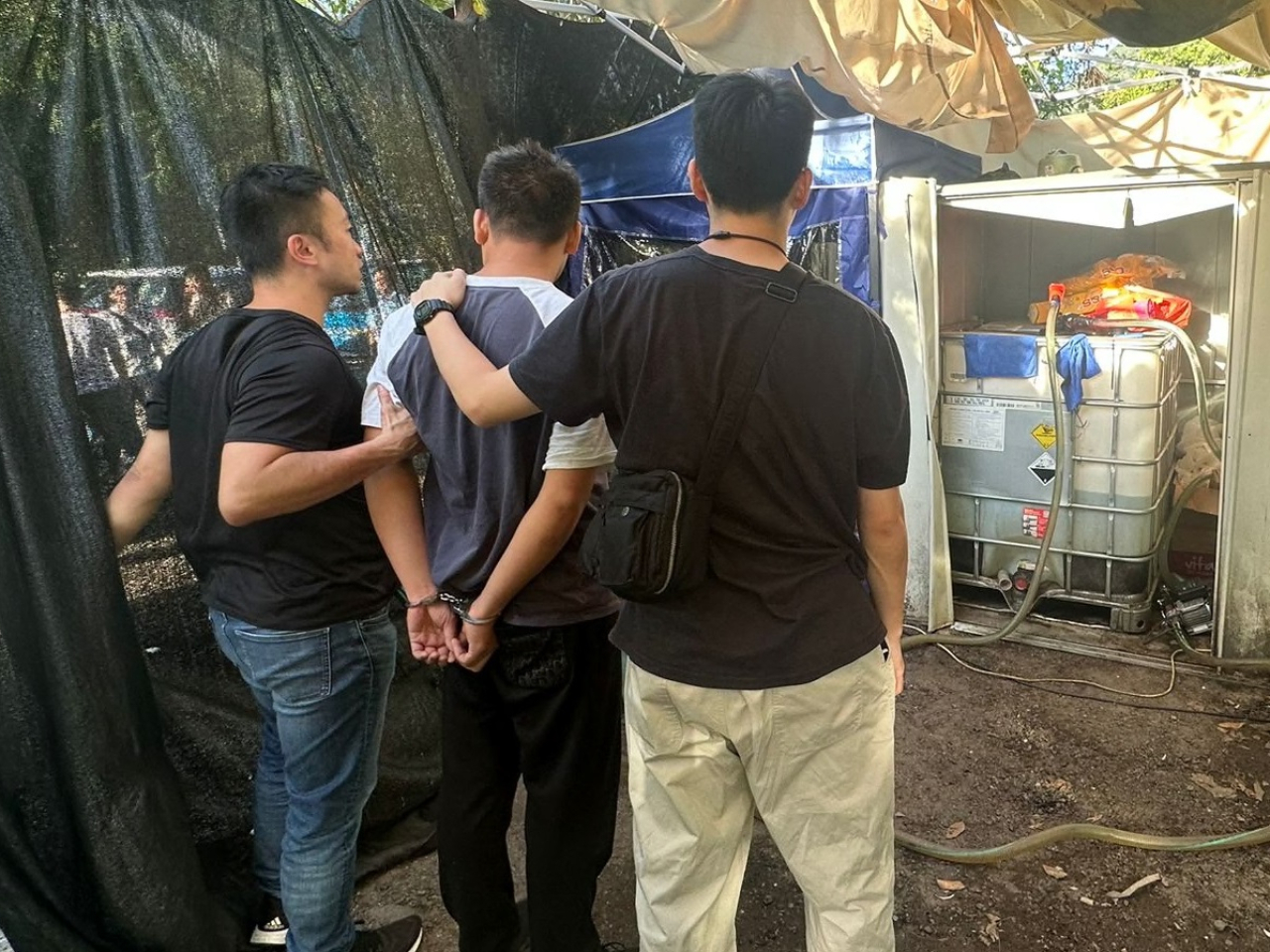 涉案男子被扣留調查，案件交由大嶼山警區反三合會行動組跟進調查。（警方提供）