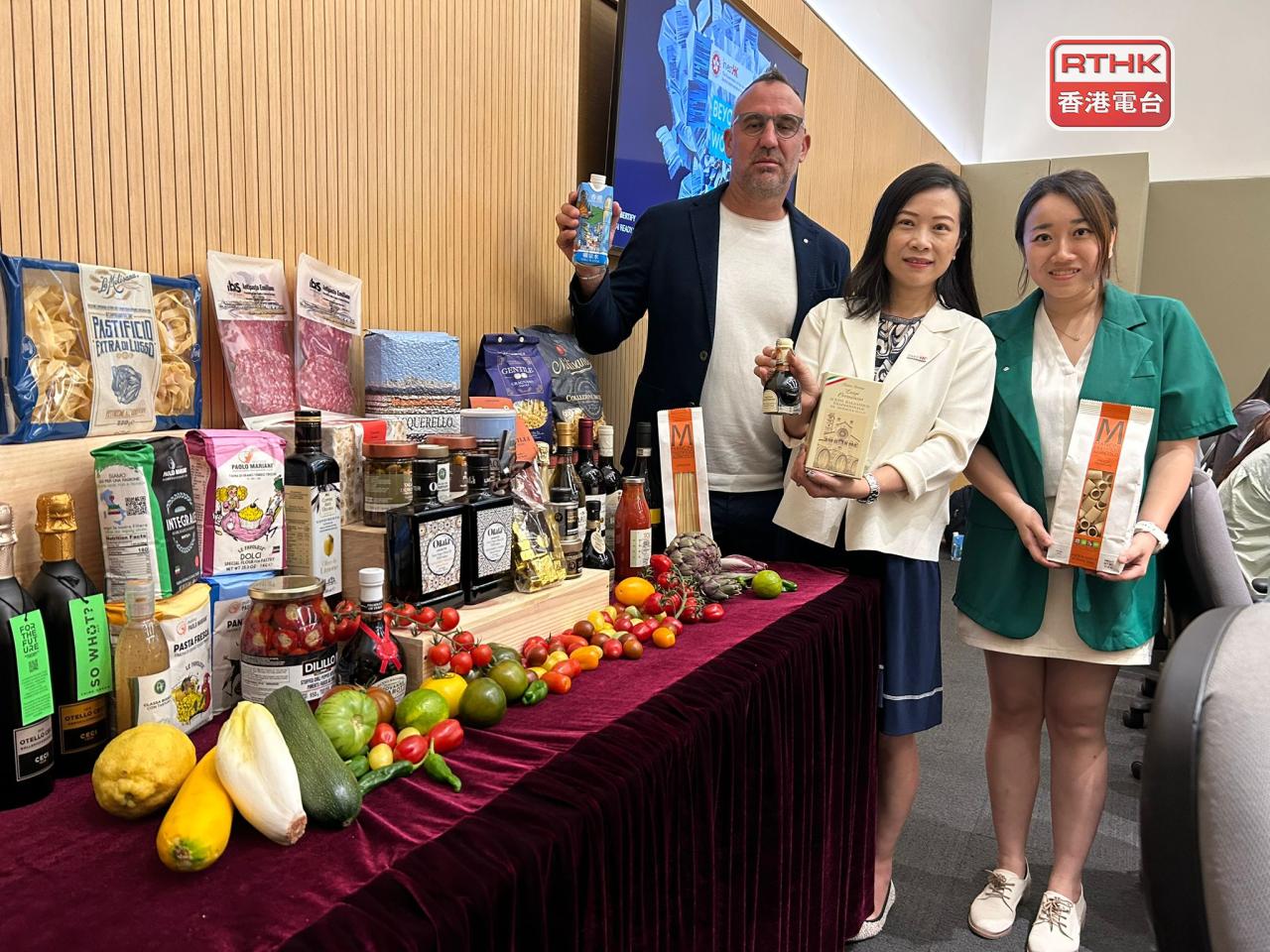 Bright View Trading 總經理 Michele(左)說，香港是全球項級廚師匯聚之地，食物水準和餐飲服務水平是世界前列。（林漢山攝）