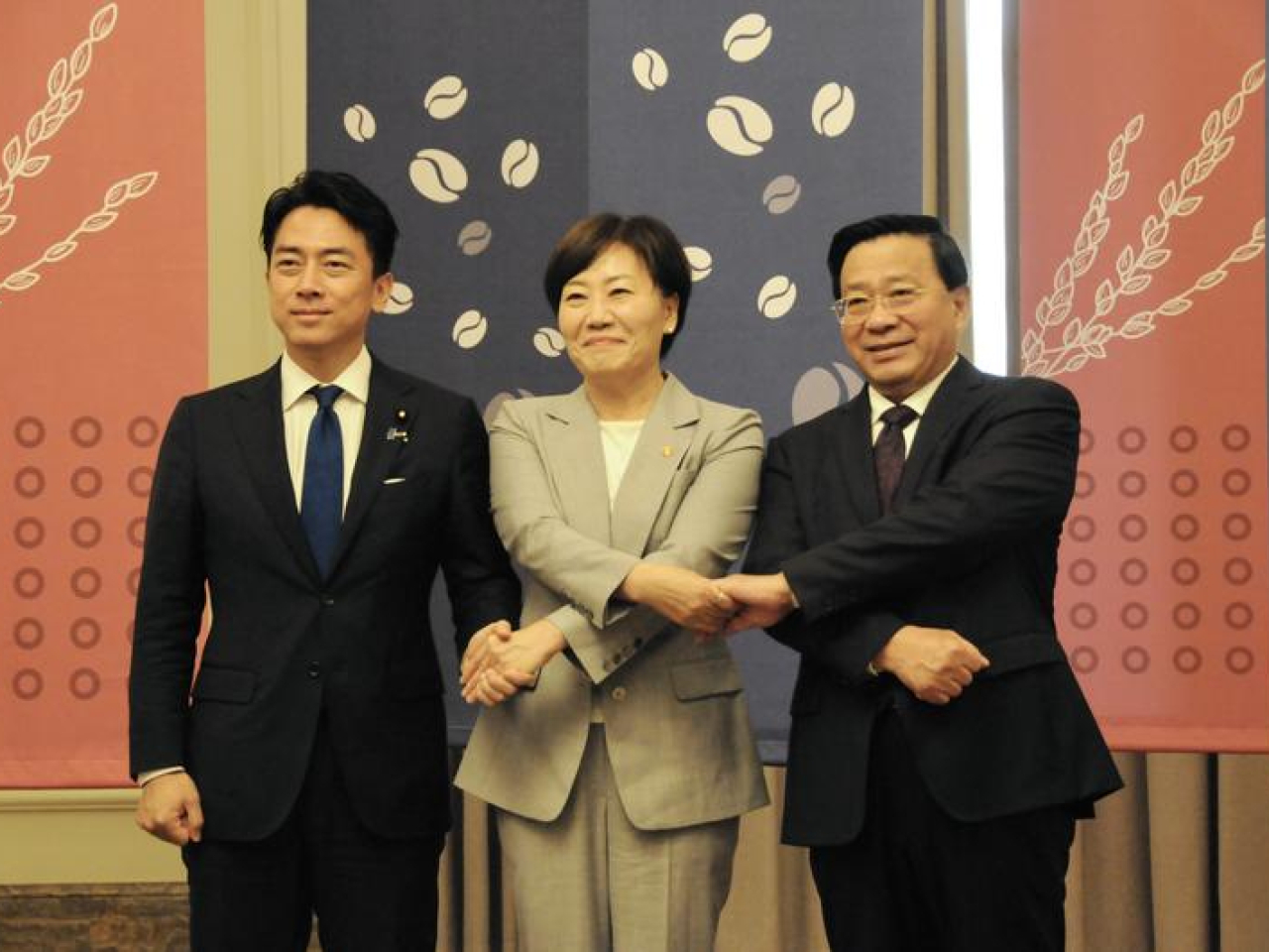日本農林水產大臣小泉進次郎（左）、南韓農林畜產食品部長官宋美玲（中）及中國農業農村部部長韓俊在南韓仁川舉行中日韓農業部長會議。（新華社）