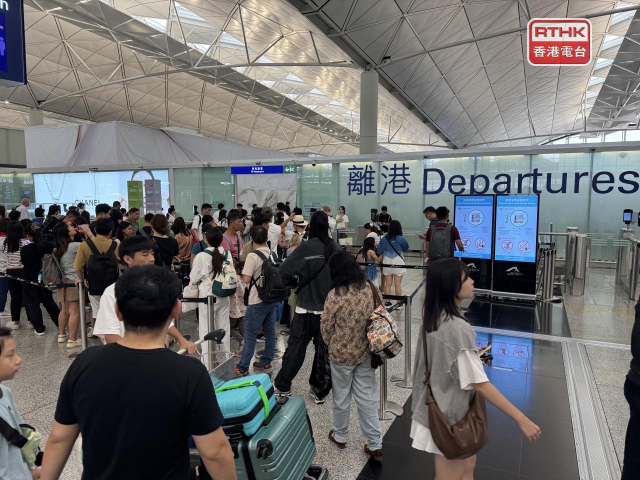 華航宣布，受颱風楊柳影響，明日往返本港與高雄及台北的8班航班將取消。（港台圖片）