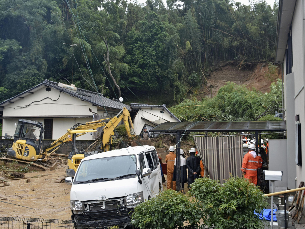 救援人員在甲佐町山泥傾瀉現場搜索。（路透社）