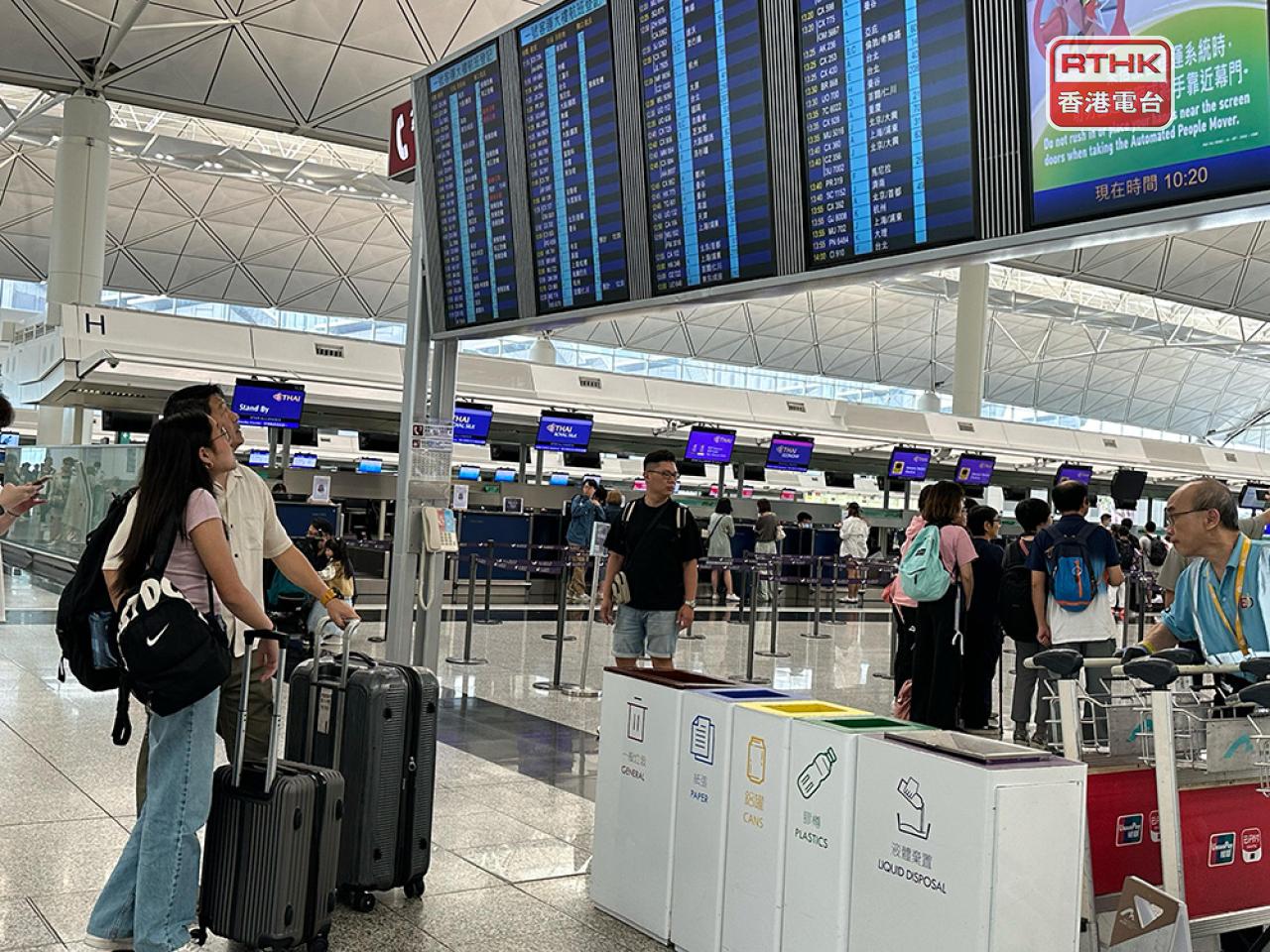 受颱風「楊柳」迫近影響，長榮航空取消明日往來香港及高雄的三個航班班次。（港台圖片）