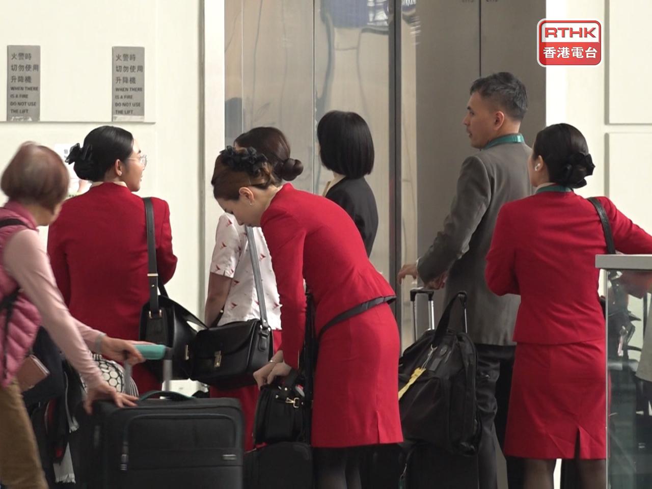 國泰稱計劃目的為確保有充足資源配合營運的同時，讓機艙服務員更靈活安排工作計劃，切合個人所需。（港台圖片）
