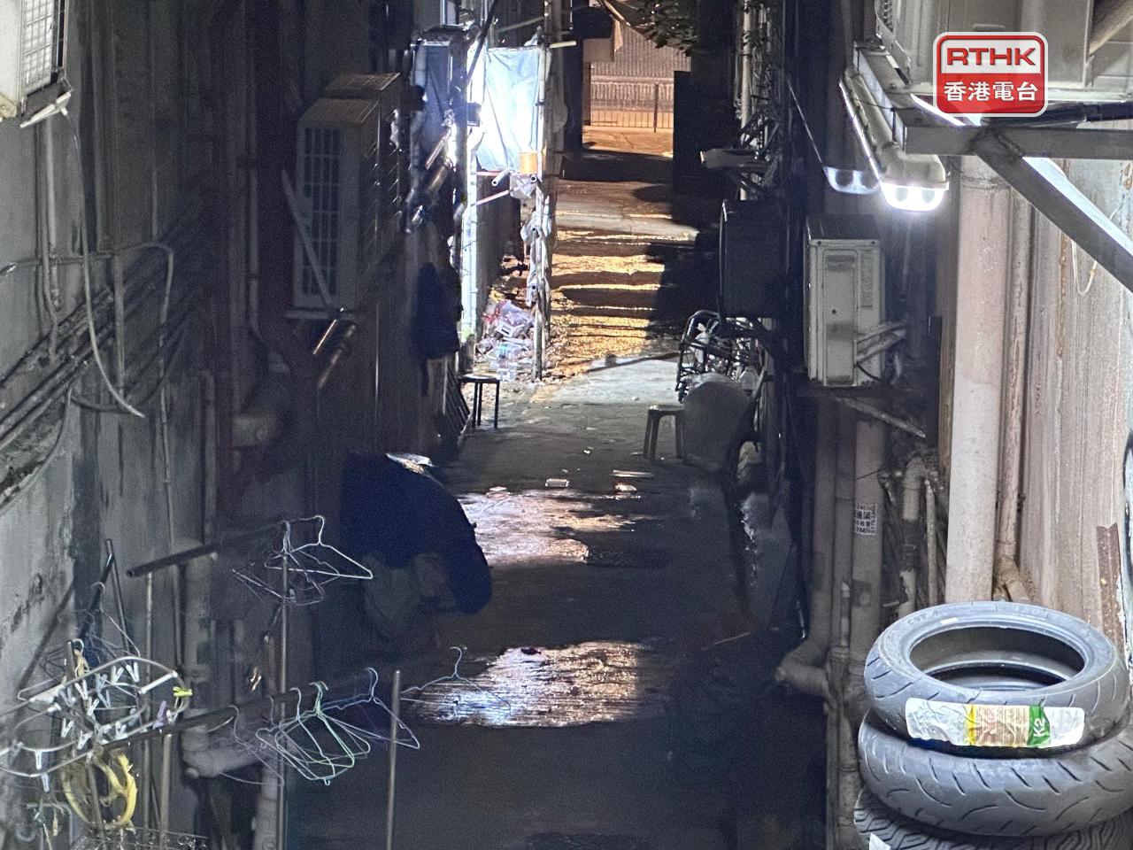 打磚坪街附近後巷有積水（實習記者鄒潔怡攝）